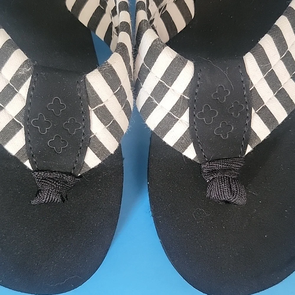 West Loop Black and White Women's Flip Flops 6 - Picture 6 of 13